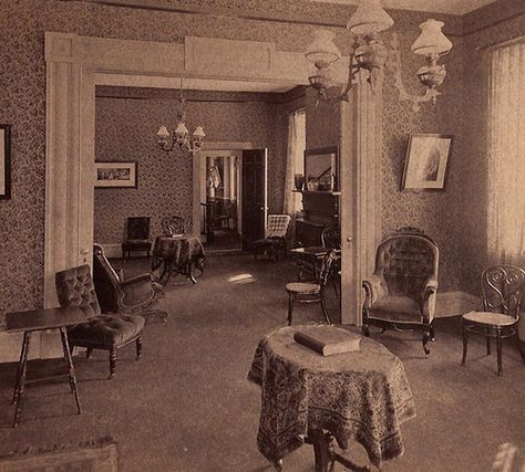 Double parlor 1890's I wonder how many places had wallpaper that are just painted now. Double Parlor, Folk Victorian House, 1920s Interior, Victorian Rooms, Victorian House Interiors, Old House Interior, Folk Victorian, Victorian Living Room, Victorian Parlor