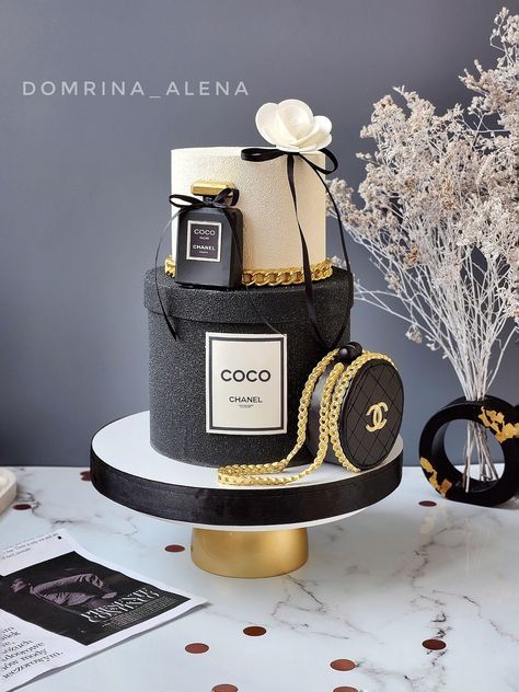 Cake Ideas For Women Birthday Creative, Woman Birthday Cakes, Channel Cake, Birthday Cake For Women, Black And White Cake, Cupcakes Design, Chanel Cake, Girly Cakes, Beautiful Cake Designs