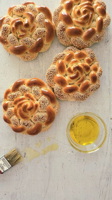 These beauties can be yours! Follow the steps in the video and read the instructions to bake them for the next Shabbat. The challah-ring… | Instagram Christmas Shaped Bread, Challah Prince, Challah Shapes, Key Shaped Challah, Hallah Bread, How To Braid Challah Bread, 6 Strand Challah Braid, Challah Braiding, Round Challah Braiding