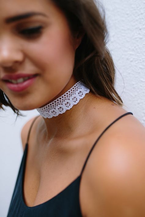 Quick DIY: Lace Choker Diy Lace Choker, Choker Diy, Ribbon Choker, Diy Fashion Accessories, Lace Choker, Crochet Bolero, Quick Diy, Neck Piece, Lace Ribbon