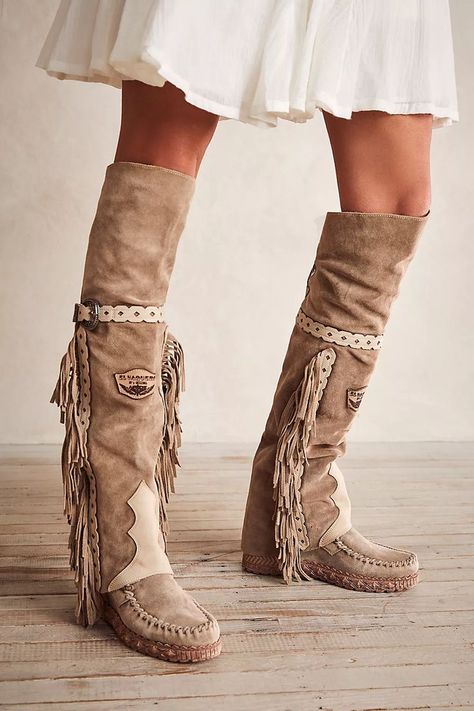 Native American Boots, Boots Boho, Handmade Moccasins, Free People Boots, Skor Sneakers, Boho Boots, Rodeo Outfits, Faux Suede Boots, Suede Moccasins