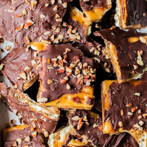 Velveeta Fudge, Saltine Cracker Toffee, Aka Christmas, Saltine Toffee, Soda Crackers, Homemade Toffee, Cracker Toffee, Dessert Places, Toffee Recipe