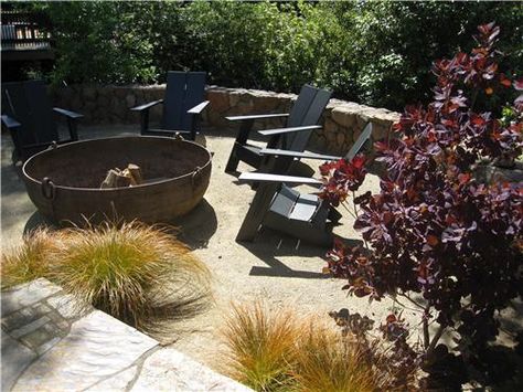 The coppery metal cauldron and the painted Adirondack chairs would suit a Craftsman-style home perfectly. Design by Dig Your Garden Landscape Design in San Anselmo, CA. Learn more about this lawnless garden here: http://www.landscapingnetwork.com/san-francisco/lawnless-garden.html Crushed Gravel Fire Pit Area, California Landscaping, Decomposed Granite Patio, Cottage Patio, Tree Project, Rustic Fire Pits, Decomposed Granite, Outdoor Fire Pit Designs, Fire Pit Landscaping