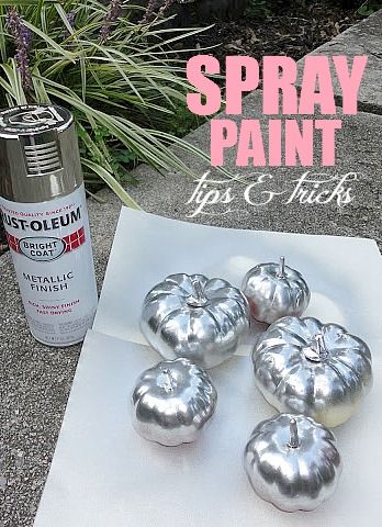 10 Spray Paint Tips: what you never knew about spray paint (like how to spray paint holiday decor!). So good to know! Check this out! Spray Paint Tips, Silver Pumpkins, Party Girlande, Paint Tips, Creation Deco, Crafty Craft, Crafty Diy, Home Interiors, Painting Tips