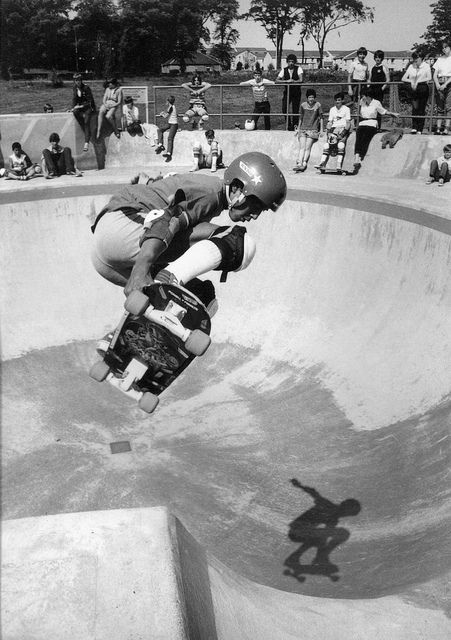 To be able to brave the bowl. Skate Photography, Skate Vibes, Bones Brigade, 90s Skate, Skateboard Pictures, Old School Skateboards, Vintage Skate, Skate Photos, Skate And Destroy