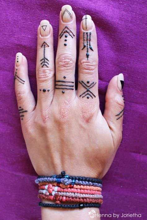 Henna Fingers - Geometric Henna - Native American Henna Patterns Hand Tattoos Native American, Native Henna Designs, Native Finger Tattoo, Native Finger Tattoos For Women, Native Hand Tattoos For Women, Henna Witch Design, Native American Finger Tattoos, Native Hand Tattoos, Henna Berbere