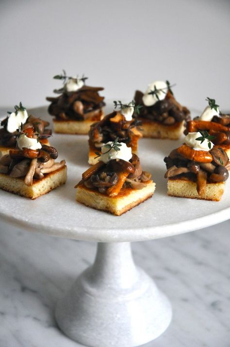 Wild Mushroom Appetizer, Sharing Plates Food, Brioche Appetizers, Mushroom Tartine, Mushroom Canapes, Mushroom Crostini, Food Mushrooms, Christmas Starters, Crostini Appetizers