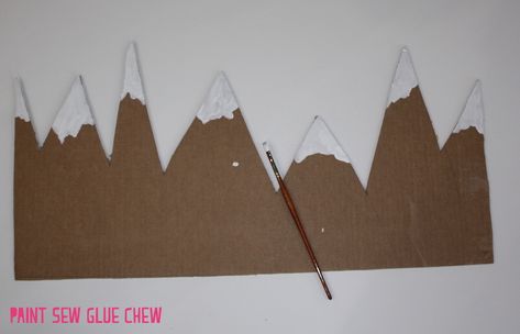 How To Make Mountains Out Of Paper, Cardboard Pine Tree, Foam Mountain Diy, Cardboard Mountains Diy, Cardboard Mountains, Cardboard Mountain, Hs Classroom, Village Backdrop, Diorama Project