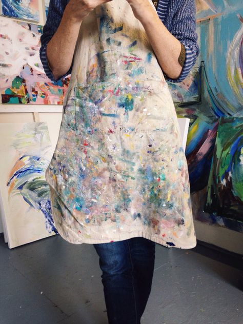 jenny-vorwaller-studio-visit-scout-blog-jenn-elliott-blake-10 Art Studio Outfit, Outfits To Paint In, Artist Outfit Style Painter Aesthetic, Amisia Erdehn, Artist Outfit Style Painter, Painter Clothes, Dirty Aprons, Painters Apron, Artist Outfit Style