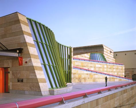 Neue Staatsgalerie (New State Gallery) Stuttgart Germany (1984) | James Stirling | © Alastair Hunter James Frazer, James Stirling, Le Corbusier Architecture, Modernist Architecture, Famous Architecture, Stuttgart Germany, Architecture Images, Landscape Elements, 3d Architecture