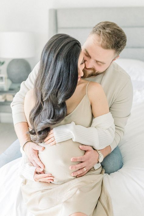 Bed Maternity Pictures With Husband, Maternity Photography Hotel Room, Maternity Photoshoot Bedroom, Bedroom Maternity Shoot Family, Maternity Home Photoshoot Ideas, Maternity Photography Couples Indoor, Indoor Winter Maternity Shoot, Maternity Photos On Bed, In Home Family Maternity Session