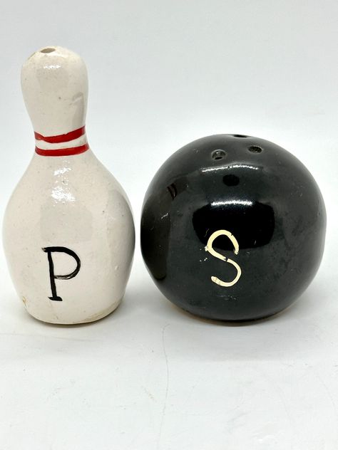 Salt And Pepper Ceramic Shakers, Novelty Salt And Pepper Shakers, Salt And Pepper Shakers Ceramic, Novelty Ceramics, Black And White Eclectic, Cool Ceramics, Cute Salt And Pepper Shakers, Aesthetic Ceramics, Vintage Gift Ideas