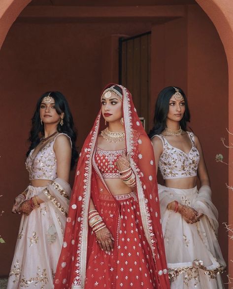 Indian Bridal Party, Bride Groom Photoshoot, Bridesmaid Poses, Indian Bride Poses, Mehendi Decor, Indian Bride Photography Poses, Bridesmaid Photoshoot, Sisters Photoshoot Poses, Indian Wedding Poses