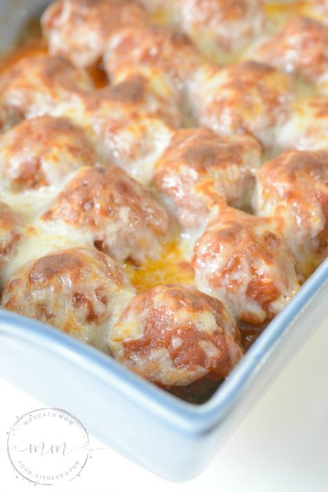 This Easy Keto Meatball Casserole is simple and delicious and perfect for feeding a crowd! Also great for your keto weekly meal prep! #keto Keto Meatballs Low Carb, Baked Meatball Casserole, Meal For A Crowd, Meatballs Low Carb, Keto Meatballs, Meatball Casserole, Low Carb Meatballs, Quick Diet, Keto Casserole