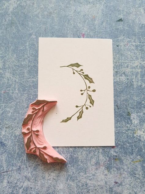 Poinsettia twig rubber stamp, winter berry stamp, wreath stamping, Christmas garland, xmas crafting, holly night stationery Hand carved stamp to create a cool pattern on any surface. Perfect for fabric, notebooks, post cards, thank you cards, envelopes letters and everything else. Good finish to your snail mail, scrapbooking or project life. Great as a gift for crafters and paper lovers. Diameters 6,2 x 3,7 cm . Other size can be made upon request (custom order). Also I can do inverted stamp. If Christmas Stamps Rubber, Eraser Stamp, Winter Berry, Linoleum Print, Lino Prints, Hand Carved Stamps, Stamp Carving, Paper Lovers, Holiday Craft