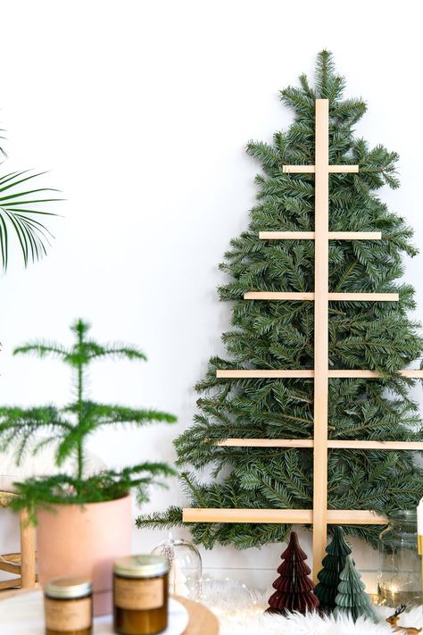 Un gain de place pour les petits appartements à Noël ! Small Xmas Tree, Noel Diy, Xmas Deco, St Nicolas, Diy Party, Xmas Tree, Christmas And New Year, Christmas Time, Christmas Diy