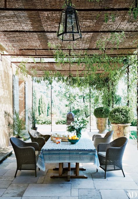 Now that the days are growing warmer, it’s the perfect time to prep your patio for the summer entertaining that lies ahead. Pergola Metal, Iron Pergola, Pergola Ideas, Metal Pergola, Pergola Design, Outdoor Entertaining Spaces, Backyard Pergola, Patio Roof, Patio Interior