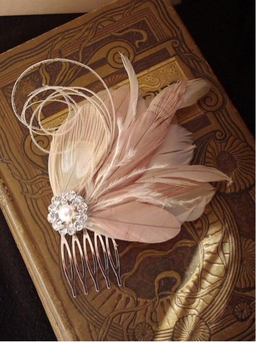 Look Gatsby, Bijoux Art Deco, Feather Fascinator, Feather Hair Clips, Feather Hair, Wedding Fascinators, Feather Fascinators, Feather Jewelry, Head Piece