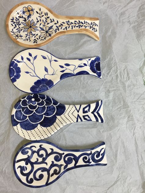 Spoon Rest Painting Ideas, Spoonrest Ceramic, Spoon Rest Pottery Painting Ideas, Modern Decorative Objects, Ceramic Wall Decor, Pottery Painting Designs, Spoon Rests, Blue Pottery, Diy Pottery