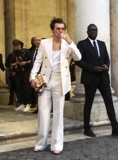 (May 28, 2019) Harry wears a Gucci jacket, pants, shoes, sunglasses and bag at the Gucci Cruise 2020 show Harry Outfits, Gucci Cruise, Harry Styles Nails, White Suit, Harry Styles Pictures, Louis And Harry, Harry Styles Photos, Mr Style, Gucci Fashion