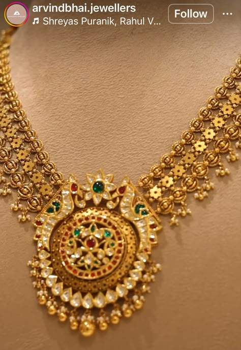 Satlada Necklace Gold, Simple Necklace Designs Gold Indian, Kundan Lockets, Neckless Gold Jewelry, Latest Bridal Jewellery Designs, Gold Kundan Necklace, Indian Gold Necklace Designs, Neck Pieces Jewelry, Antique Gold Jewelry Indian