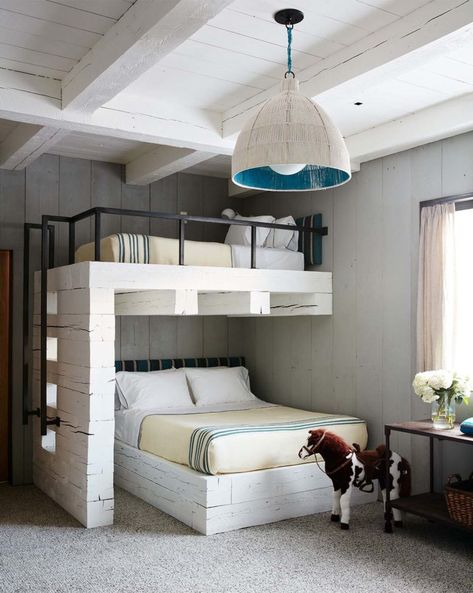 Stylish Mountain Getaway-Pearson Design Group-11-1 Kindesign Bunk Bed Rooms, Bunk Beds Built In, Bunk Rooms, Bunk Bed Designs, Bunk Room, Dream Rooms, Dream Bedroom, Design Case, Small Bedroom