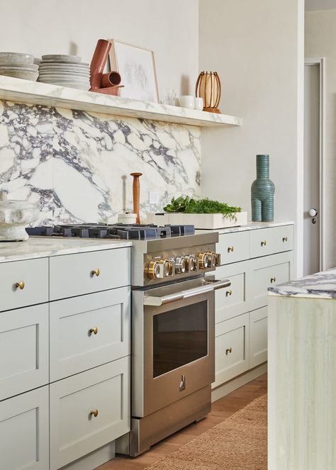 Athena Calderon's Hamptons Kitchen Features This Trending Color Small Eat In Kitchen, Best Backsplash, Backsplash In Kitchen, Marble Ideas, Marble Backsplash Kitchen, Marble Tile Backsplash, Bath Trends, Bold Kitchen, Small Fireplace