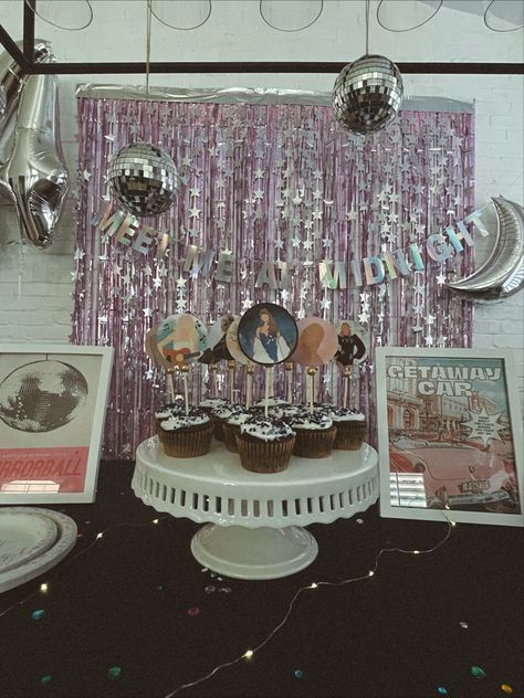 Bejeweled Taylor Swift Birthday, Sweet 16 Party Taylor Swift, 1989 Taylor Swift Decoration, Mirror Ball Theme Party, Speak Now Birthday Party Ideas, Picture Wall For Party, Taylor Swift Midnights Party Theme, Taylor Swift Fifteen Birthday Party, Taylor Swift Bejeweled Party