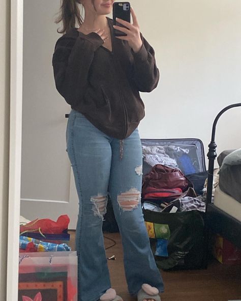 ripped bell bottom sweater. no reposts <33 Ripped Bell Bottom Jeans Outfit, Bell Bottom Jeans Outfit Casual, Bottom Jeans Outfit, Bell Bottom Jeans Outfit, Bell Bottoms Outfit, Ripped Jeans Outfit, Pullovers Outfit, Jeans Outfit Casual, Bottom Jeans