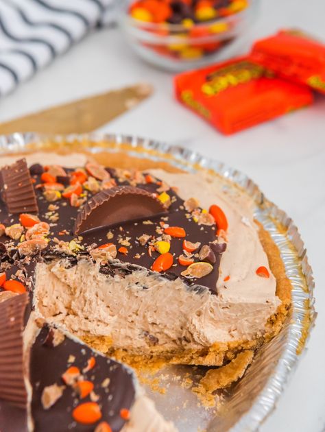 This no bake Reese's Pie recipe is a delicious, creamy, and chocolatey dessert that's perfect for Reese's lovers. Easy to make with simple ingredients, it's the ideal dessert for any occasion. Peanut Butter Lovers Desserts, Reeses Dessert, Reeses Pie, Reeses Desserts, Desserts Dips, Reese's Recipes, Reeses Cheesecake, Peanut Butter Dessert Recipes, Coconut Pound Cakes