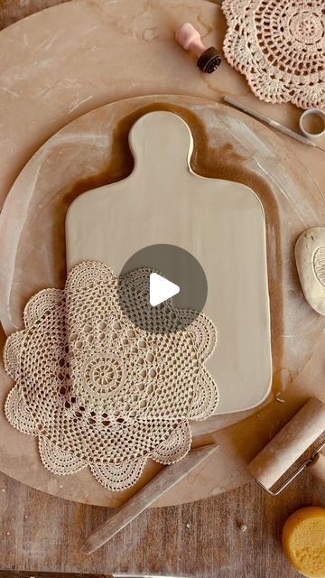 Love in Pottery on Instagram: "satisfying Slab hand-building technique 🧵 of a Serving Board by @clay_of_aa ! 🙈😘💚 FOLLOW👉 @loveinpottery for more pottery contents ☕️ !  visit their page and support 💕  Follow us on @musthomeguide (Interior Lovers) & @mustvisitguide (Travel Lovers) !  #ceramics #ceramique #pottery #ceramicart #glaze #tableware #porcelain #art #handmadeceramics #craft #instapottery #artist #ceramic #sculpture #wheelthrown #contemporaryceramics #handmade #stoneware #keramik #interiordesign" Pottery Cheese Board, Pottery Charcuterie Board, Kids Clay, Hand Building, Pottery Handbuilding, Pottery Inspiration, Slab Pottery, Building Techniques, Porcelain Art