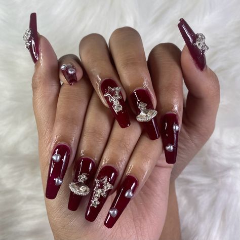 Dark Red Nails With Pearls, Prom Nails Dark Red, Dark Red Nails With Charms, Red Nails Charms, Quince Dark Red, Dark Red And Silver Nails, Maroon And Silver Nails, Dark Red Nails With Gems, Red Nails Gems