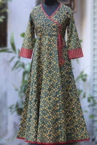 Dress Patterns Indian Kurti, Batik Kurti, 50 Blouse Designs, Salwar Neck Designs, Indian Kurti, New Kurti Designs, Woven Textiles, Simple Kurta Designs, Designer Kurti Patterns