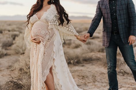 Boho Maternity Shoot, Desert Maternity Photos, Boho Maternity Photos, Home Maternity Photography, Maternity Photography Poses Outdoors, Cute Maternity Dresses, Maternity Photo Outfits, Desert Boho, Maternity Photography Outdoors