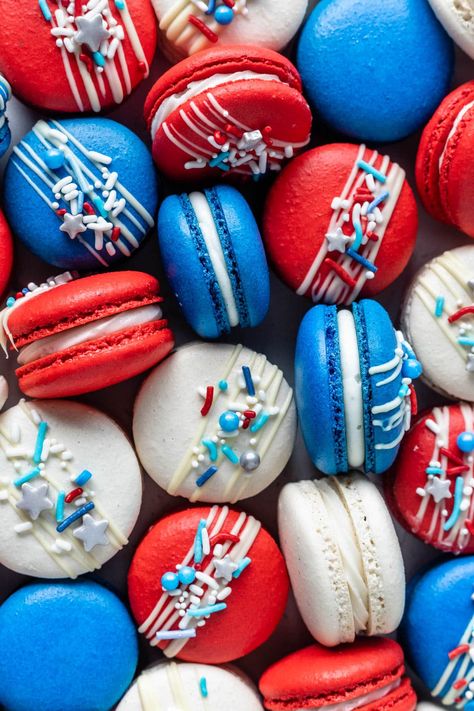 Red White and Blue Macarons perfect for 4th of July #4thofjuly #macarons #memorialday #patriot #patriotic #frenchmacarons #redwhiteandblue #raspberry Red White And Blue Macarons, Red White Blue Graduation Party Ideas, Macaroon Business, Red White And Blue Aesthetic, Macarons Aesthetic, Red White And Blue Desserts, Macaron Ideas, Blue Macarons, Rp Profile