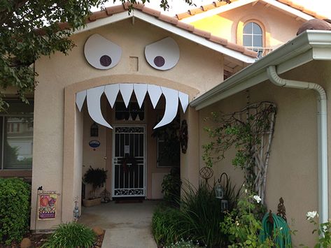 Halloween house with funny monster face and teeth Easy Outdoor Halloween Decorations, Halloween Costumes Diy Couples, Diy Halloween Games, Halloween Decorations Diy Outdoor, Monster House, Masks Diy, Games Diy, Halloween Eyes, Halloween Recipe