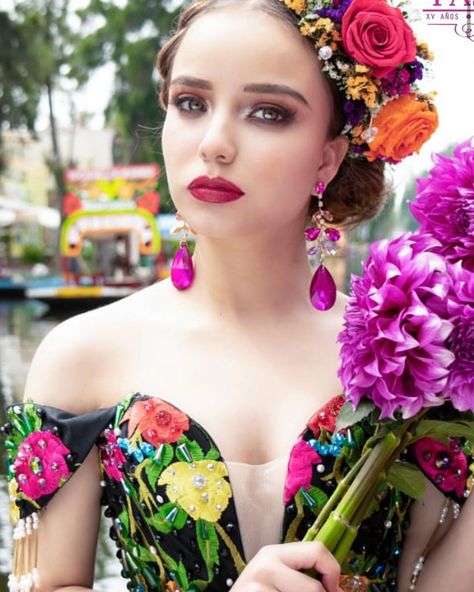 Mexican Makeup Look Traditional, Bride Hair Flowers, Flower In Hair, Mexican Hairstyles, Fiesta Theme Party, Mexican Fashion, Fiesta Theme, Boda Mexicana, Hair Flowers