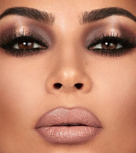 Maquillaje Kim Kardashian Makeup, Kardashian Makeup, Kkw Beauty, Glasses Makeup, Eye Makeup Ideas, Makeup Guide, Eye Tutorial, Smokey Eyes, Eye Makeup Tips