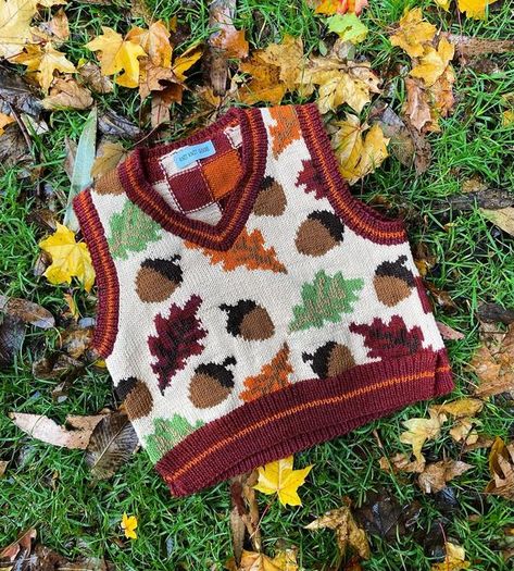 Funky Knitting Patterns, Crunchy Leaves, Crochet Fall, Little Outfits, Crochet Applique, Diy Crochet Projects, Embroidery And Stitching, Knit Outfit, Knit Vest