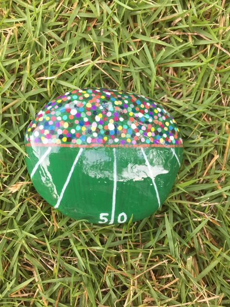 Painted rocks football Football Rock Painting, Sports Rock Painting Ideas, Football Painted Rocks Ideas, Football Rock Painting Ideas, Sports Painted Rocks, Football Painted Rocks, Motivational Rocks, Kindness Garden, Painted Football