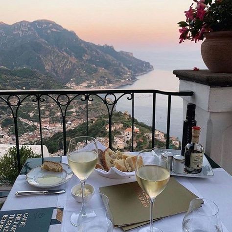 Romantic Italy, Italy Summer, Italy Aesthetic, Italian Summer, Italy Vacation, Romantic Dinners, European Summer, Best Places To Travel, Dream Destinations