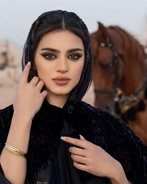 Eastern Makeup Look, Arabian Style Makeup, Saudi Makeup Look, Arab Makeup Aesthetic, Saudi Arabia Makeup, Makeup Looks Arabic, Middle Eastern Eye Makeup, Desert Makeup Looks, Arabic Eyes Makeup