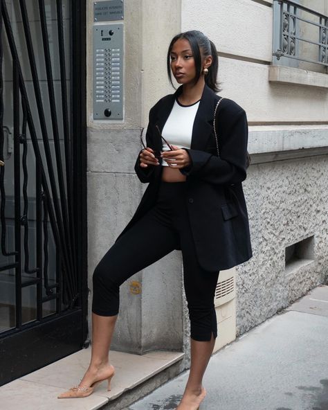 Sarah Ndiaye | Capris all spring . . . #streetstyle #streetstyleinspo #parisianstyle #parisianoutfit #springoutfit #springoutfitideas #capripants | Instagram Soho House Outfits, Long Trousers Outfit, Zoe Kravitz Style, 2024 Fits, Parisian Outfit, 90s Hair, Capri Outfits, Nyc Fits, Samba Outfit