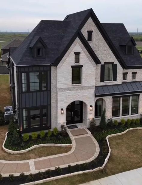 Dream Life House Exterior, Dream Home Build, Huge House Aesthetic, Modern Fancy House, Cute Big Houses, Chic House Exterior, Suburban Mansion Exterior, Luxury Homes Dream Houses Modern, Dream House Outside