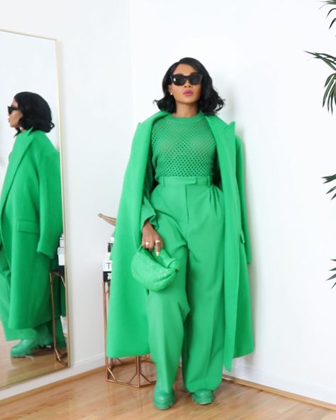 Monochromatic Brunch Outfit, Colorful Monochromatic Outfit, All Green Outfits For Women, Monocratic Outfits, Monochromatic Outfit Green, Monochrome Green Outfit, Monochrome Outfit Casual, Monochromatic Outfit Summer, Green Fashion Editorial