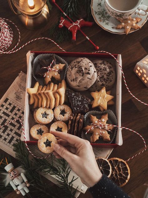 Recettes, conseils et astuces pour réaliser une Christmas cookie box de sablés et biscuits de Noël, à offrir ou simplement pour se faire plaisir ! #christmascookie #cookies #biscuits #sablés #noël Christmas Cookie Container Ideas, Baked Gifts Ideas Christmas, Cookie Box Diy Packaging Ideas, Holiday Cookie Box Ideas, Christmas Pastry, Box Noel, Christmas Cookie Boxes, Assorted Cookies, Homemade Shortbread