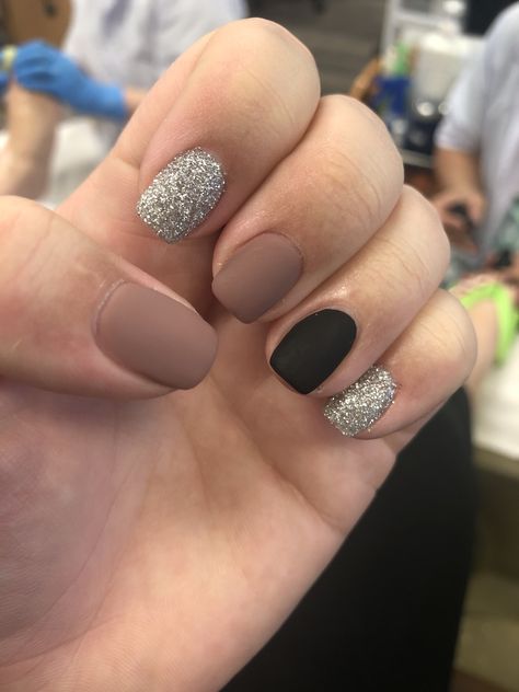 Short Matte three color nails Three Nail Color Ideas, Shellac Matte Nails, Nails With Three Colors, Three Color Nail Designs, Matte And Sparkle Nails, Dark Nails With Accent Nail, Matte Dip Nails Short, Matte Black Dip Nails, Short Fall Nails 2022 Square