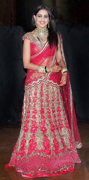 chundri style on lehnga.. Genelia Dsouza Cute, Genelia Dsouza, Latest Saree Designs, Genelia D'souza, Indian Women Fashion, Latest Saree, Bridal Lehengas, Latest Sarees, Indian Bridal