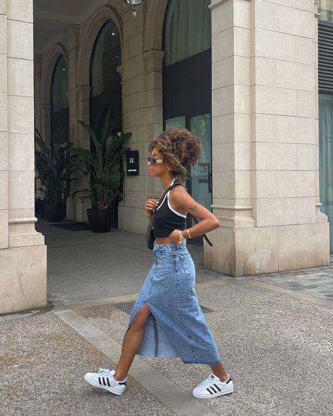 Long Summer Dress Outfits, Jean Skirt Outfits Summer, Long Jean Skirt Outfits, Denim Skirt Outfit Summer, Denim Midi Skirt Outfit, Long Denim Skirt Outfit, Adidas Superstar Outfit, Superstar Outfit, Midi Outfits