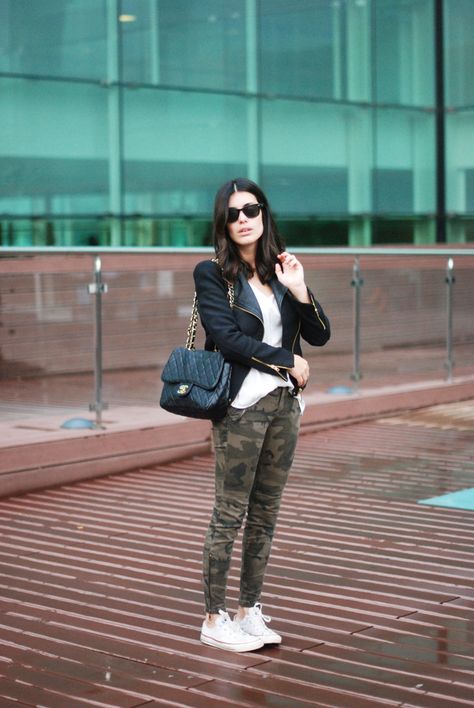 Army Pants Outfit, Camo Pants Outfit, Camouflage Outfits, Look Jean, Army Pants, Camo Outfits, Camo Fashion, Converse Style, Army Fashion